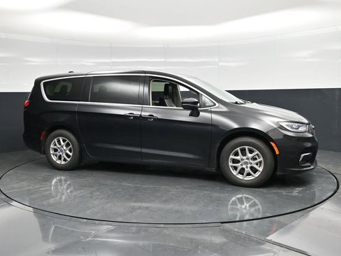 Used 2023 Chrysler Pacifica Touring-L FWD image 4