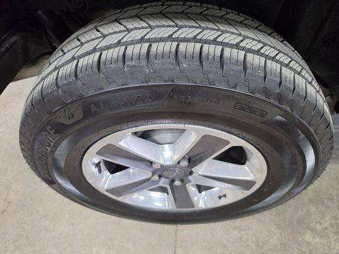 Used 2018 Jeep Wrangler Unlimited Sahara AWD/4WD image 11