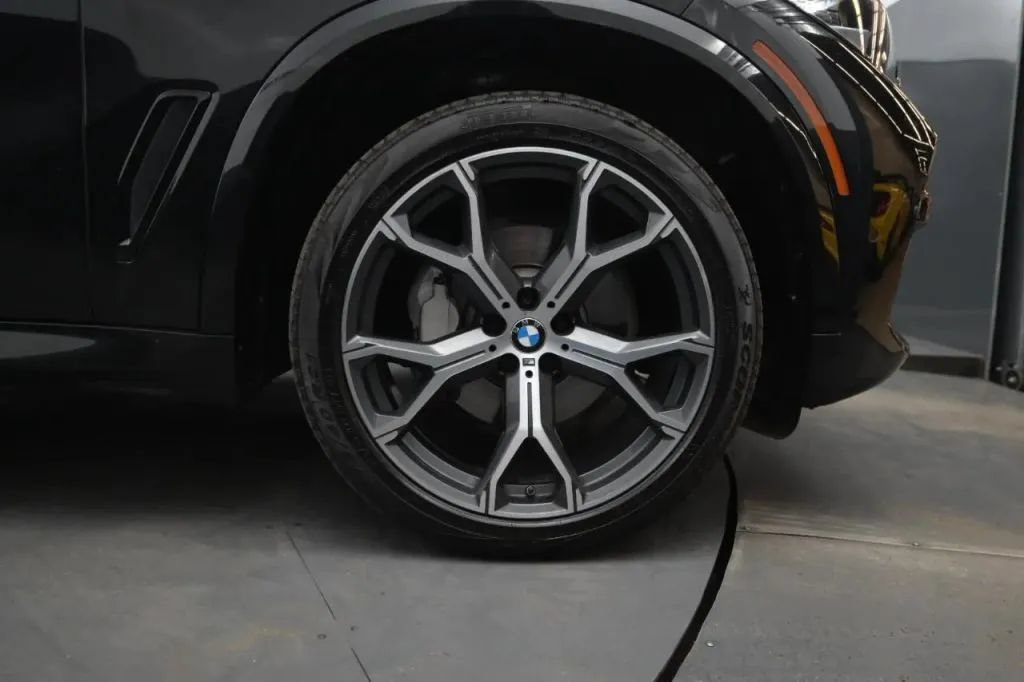 Used 2020 BMW X5 xDrive40i w/ M Sport Package AWD/4WD image 17