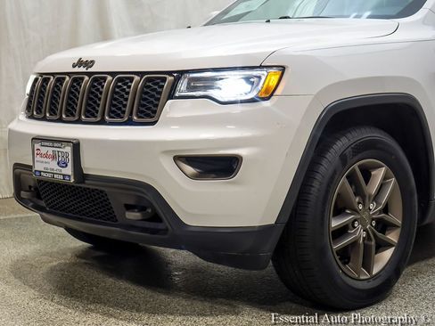 Used 2016 Jeep Grand Cherokee Laredo 75th Anniversary AWD/4WD image 3