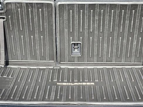 Used 2022 Toyota Highlander XLE image 14