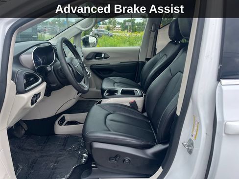 Used 2024 Chrysler Pacifica Limited FWD image 10
