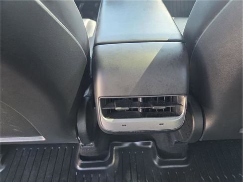 Used 2024 Tesla Model Y Long Range AWD/4WD image 11