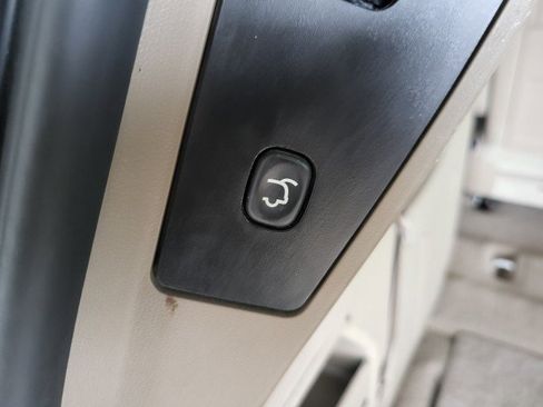 Used 2013 Chrysler Town & Country Touring-L w/ Driver Convenience Group image 26