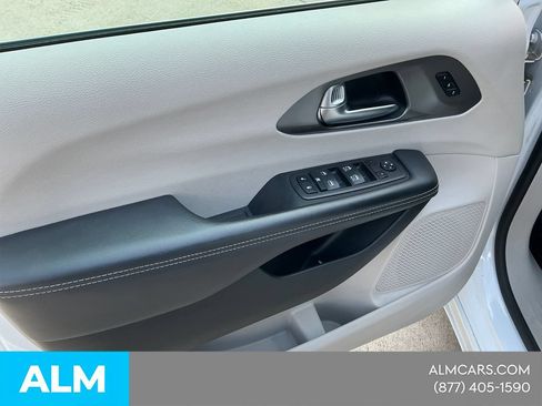 Used 2023 Chrysler Pacifica Touring-L FWD image 11
