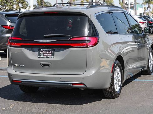 Used 2022 Chrysler Pacifica Touring-L FWD image 4