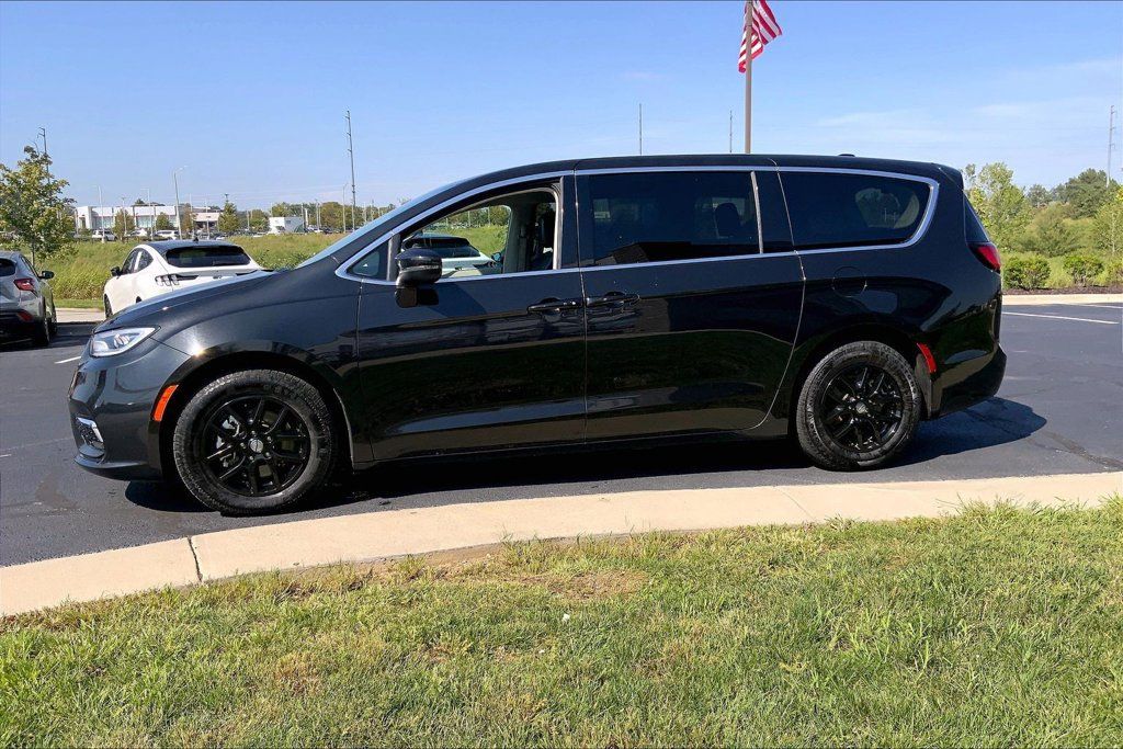 Used 2023 Chrysler Pacifica Touring-L FWD image 12