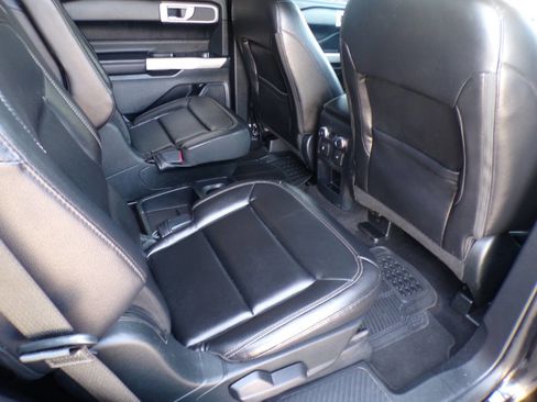 Used 2021 Ford Explorer XLT w/ Equipment Group 202A image 9