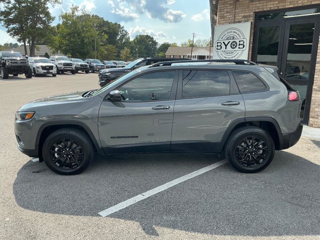 Used 2023 Jeep Cherokee Altitude Lux AWD/4WD image 2