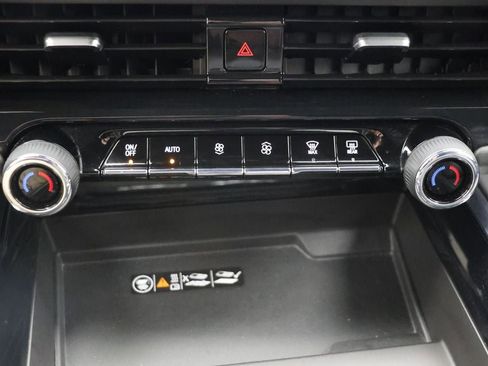 Used 2025 Chevrolet Suburban Z71 AWD/4WD image 23