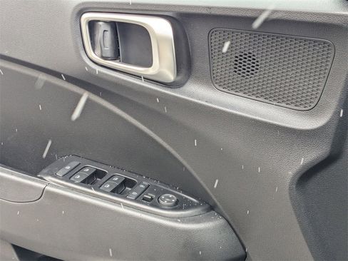 Used 2025 Hyundai Venue SEL image 14