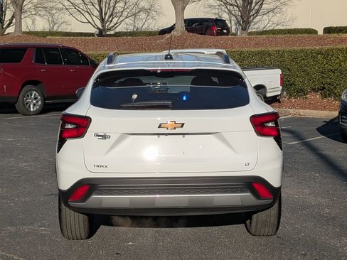 Used 2025 Chevrolet Trax LT w/ LT Convenience Package image 8