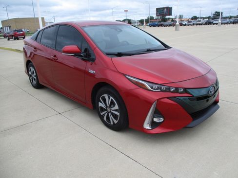 Used 2018 Toyota Prius Prime Advanced w/ Carpet Mat Package FWD image 9
