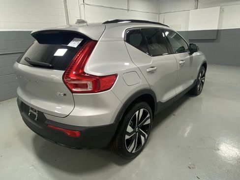Used 2025 Volvo XC40 B5 Plus image 3