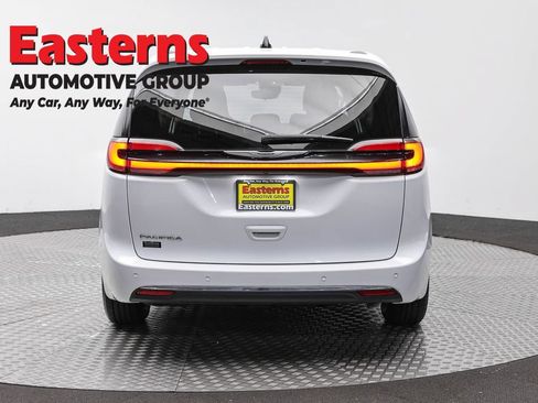 Used 2023 Chrysler Pacifica Touring-L FWD image 6