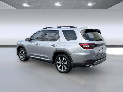 Used 2025 Honda Pilot Touring image 3