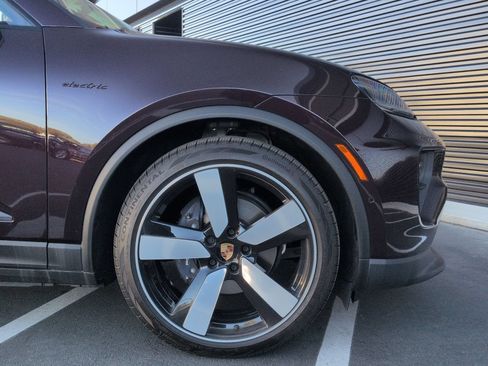 Certified 2025 Porsche Macan 4 Electric AWD/4WD image 11