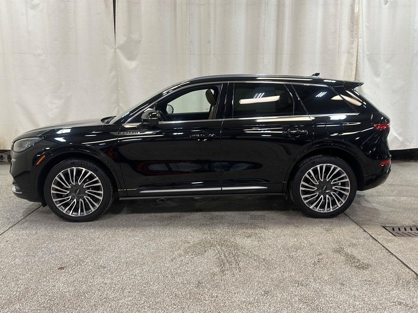 Used 2020 Lincoln Corsair Reserve w/ Equipment Group 201A AWD/4WD image 2