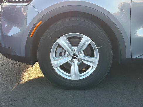 Certified 2023 Kia Sorento LX image 6