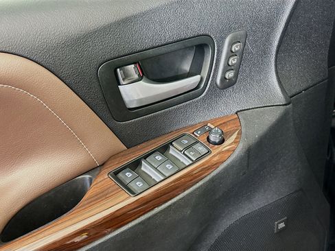 Used 2018 Toyota Sienna Limited image 15