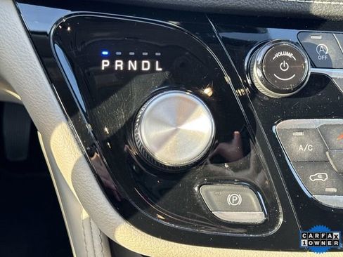Used 2024 Chrysler Pacifica Limited image 16