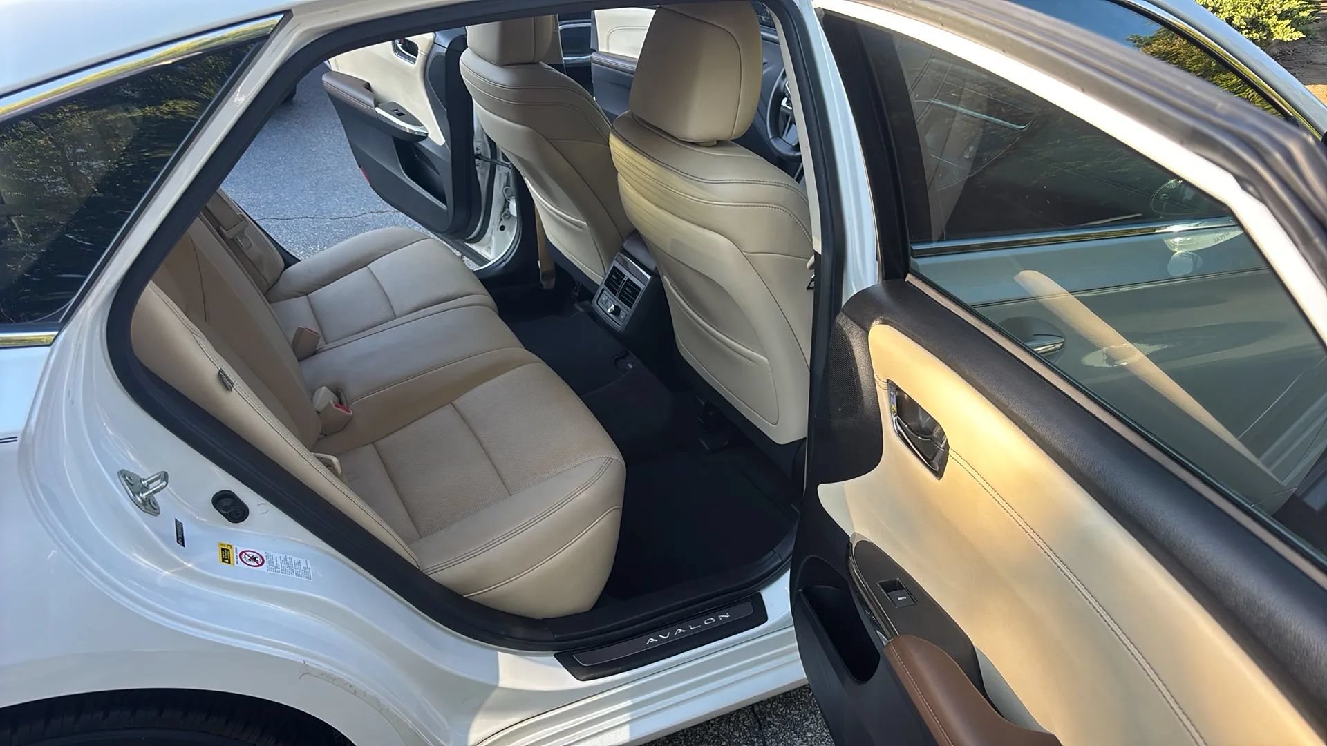 Used 2013 Toyota Avalon Limited w/ Technology Pkg FWD image 22