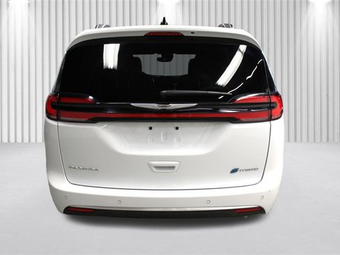Used 2023 Chrysler Pacifica Pinnacle image 4