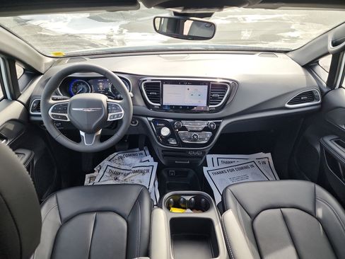 Used 2025 Chrysler Voyager LX image 24