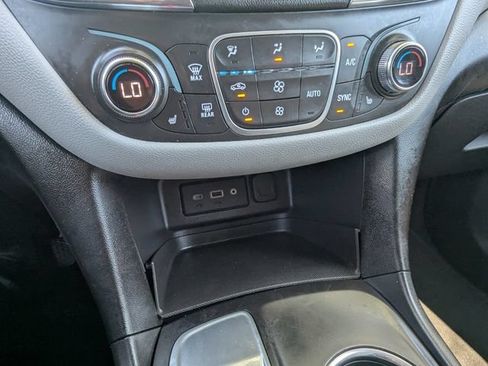 Used 2019 Chevrolet Equinox LT FWD image 23
