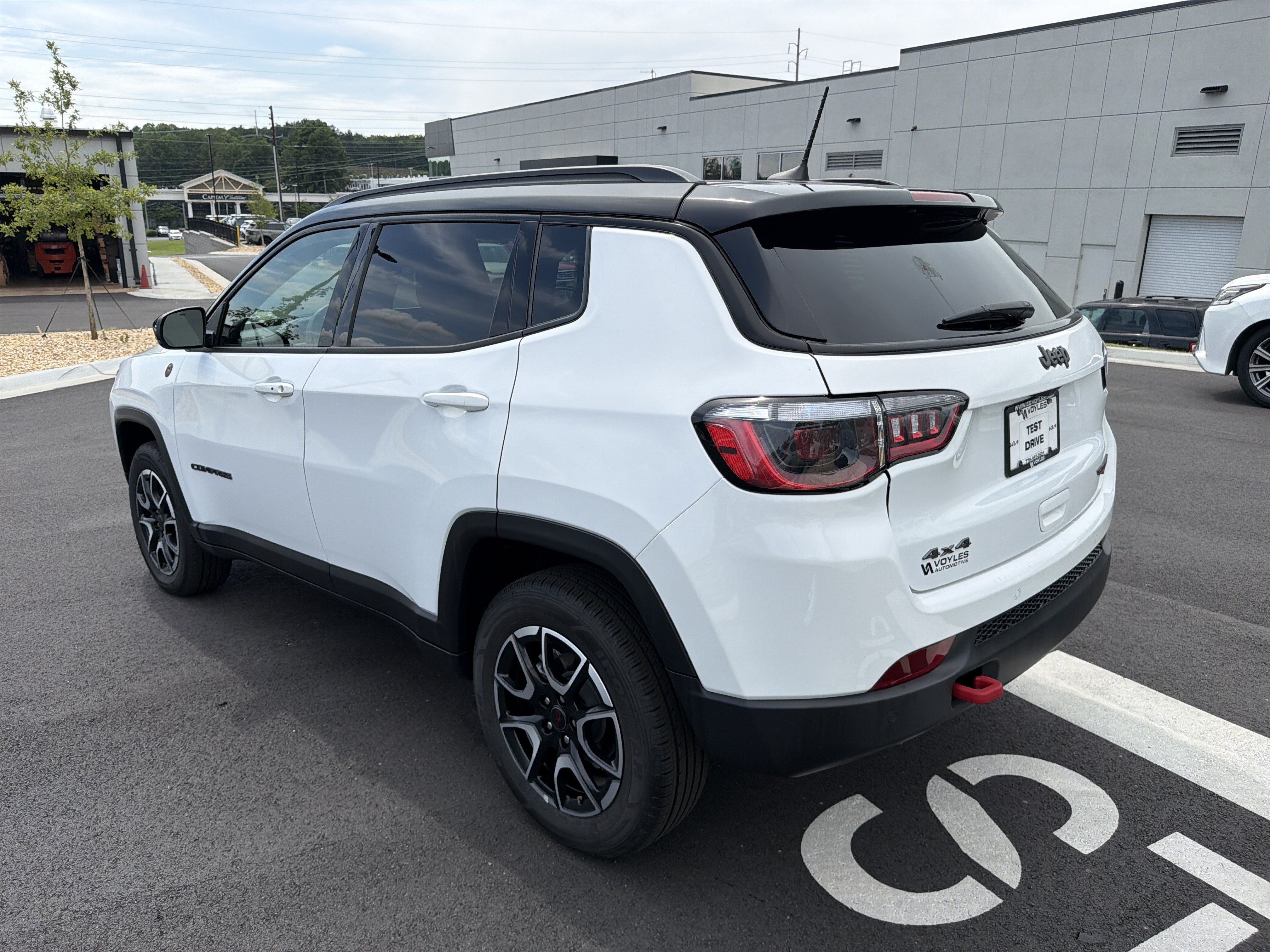 Used 2025 Jeep Compass Trailhawk AWD/4WD image 5