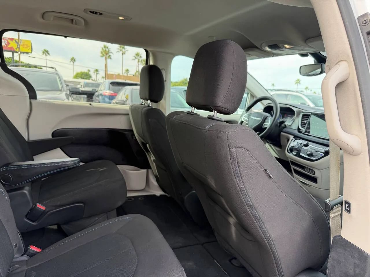 Used 2021 Chrysler Pacifica Touring FWD image 25