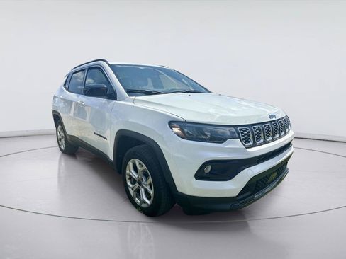 Used 2025 Jeep Compass Latitude AWD/4WD image 1