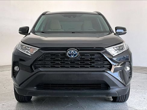 Used 2020 Toyota RAV4 XLE w/ Convenience Package AWD/4WD image 3
