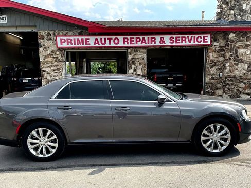 Used 2017 Chrysler 300 Limited image 8