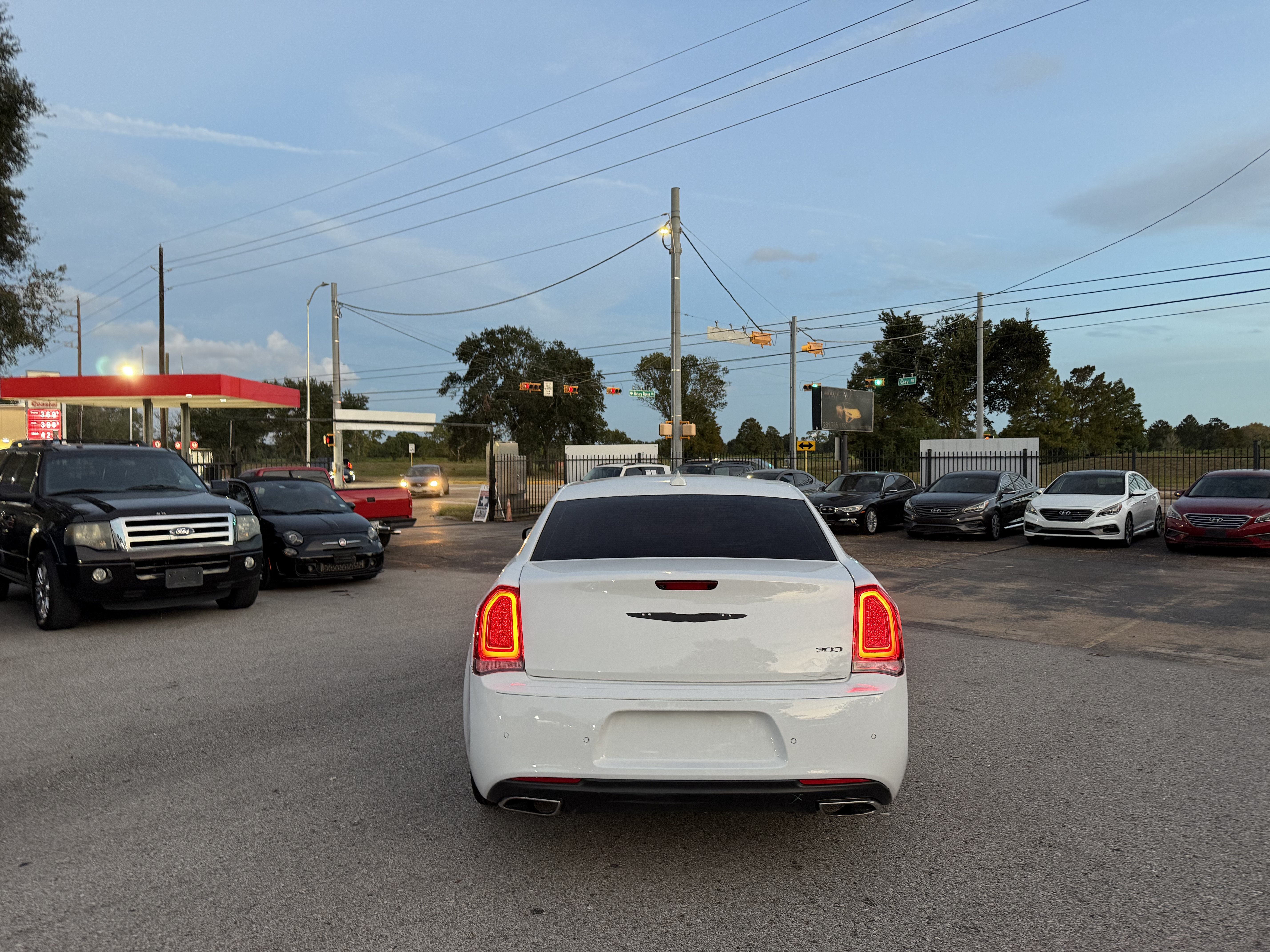 Used 2022 Chrysler 300 Touring L w/ Comfort Group RWD image 7