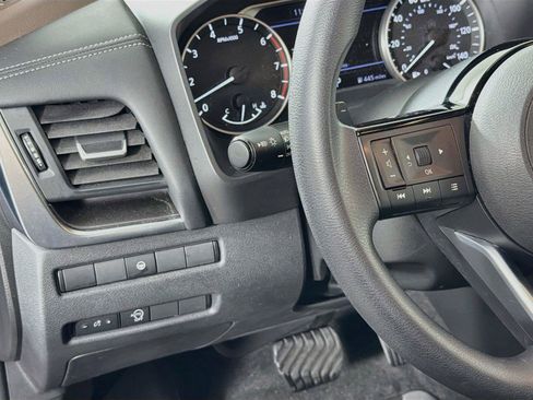 Used 2023 Nissan Rogue SV AWD/4WD image 17