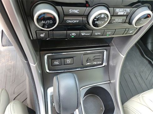 Used 2022 Subaru Ascent Limited image 12