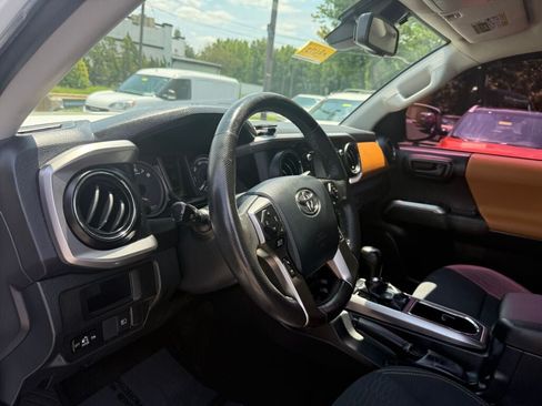 Used 2018 Toyota Tacoma SR5 AWD/4WD image 11