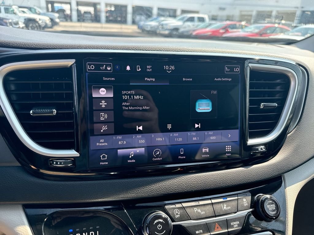 Used 2024 Chrysler Pacifica Touring-L FWD image 54