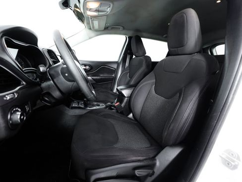 Used 2019 Jeep Cherokee Latitude w/ Popular Appearance Group FWD image 20