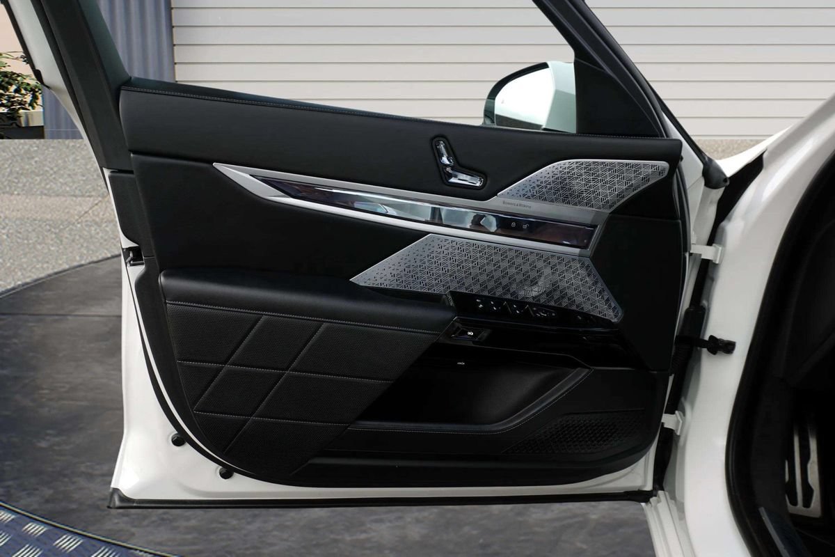 Used 2023 BMW i7 xDrive60 w/ Executive Package 2 AWD/4WD image 12