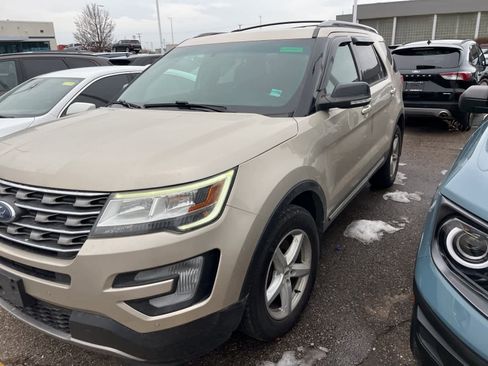 Used 2017 Ford Explorer XLT w/ Equipment Group 202A image 5