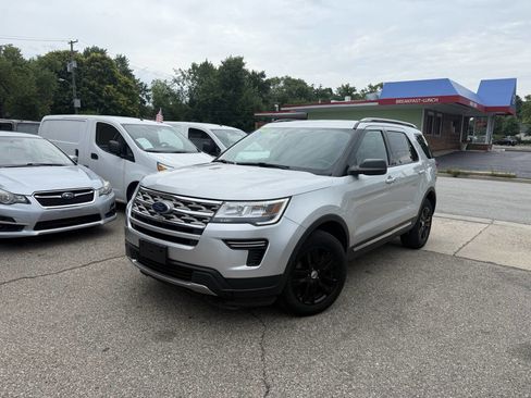 Used 2018 Ford Explorer XLT image 2