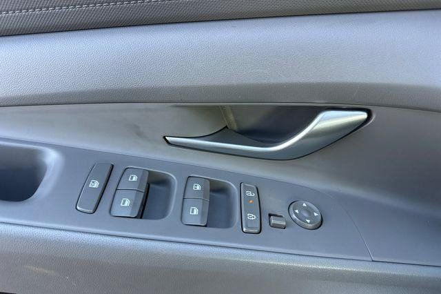 Certified 2026 Hyundai Elantra SE FWD image 11