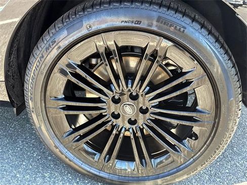 New 2025 Land Rover Range Rover SE image 3