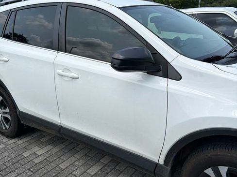 Used 2018 Toyota RAV4 LE FWD image 4