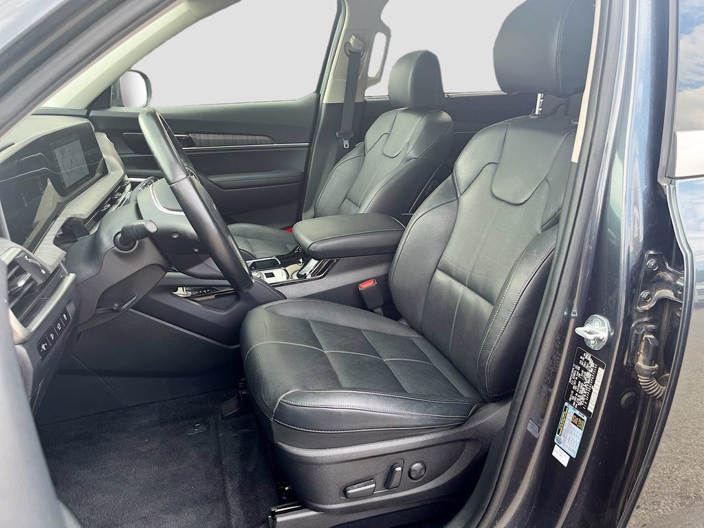 Used 2023 Kia Telluride EX w/ EX Captain's Chair Package AWD/4WD image 24