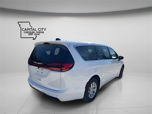 New 2026 Chrysler Pacifica Select image 9