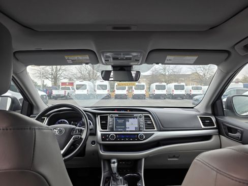 Used 2019 Toyota Highlander SE image 12