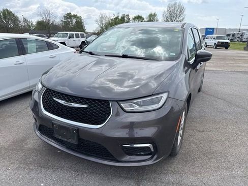 Used 2023 Chrysler Pacifica Touring-L image 3